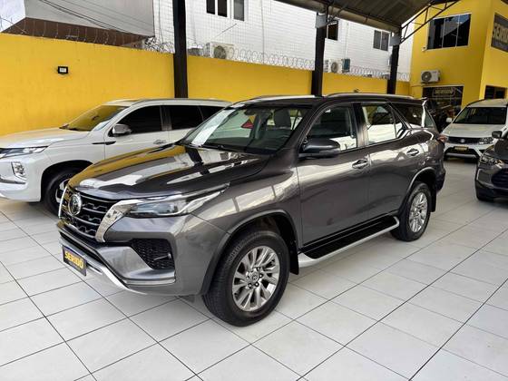 TOYOTA HILUX SW4 2.8 D-4D TURBO DIESEL SRX 7L 4X4 AUTOMÁTICO